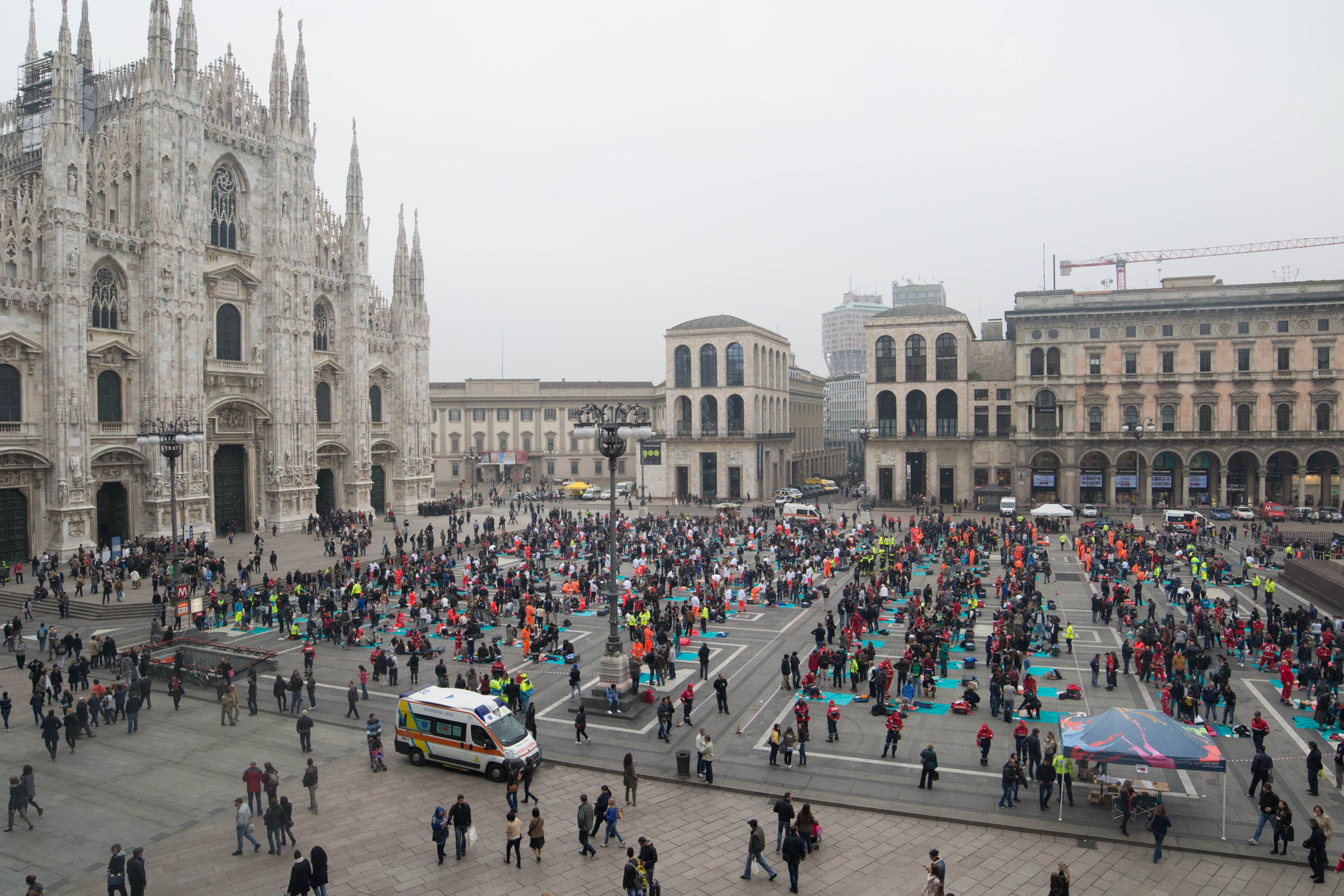 Piazza del Duomo gremita di cittadini per l'evento Oltre i 5000- giornata di formazione al DAE